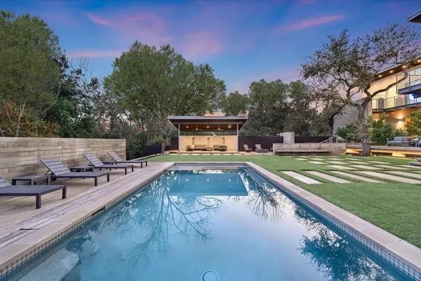 a view of back yard of the house