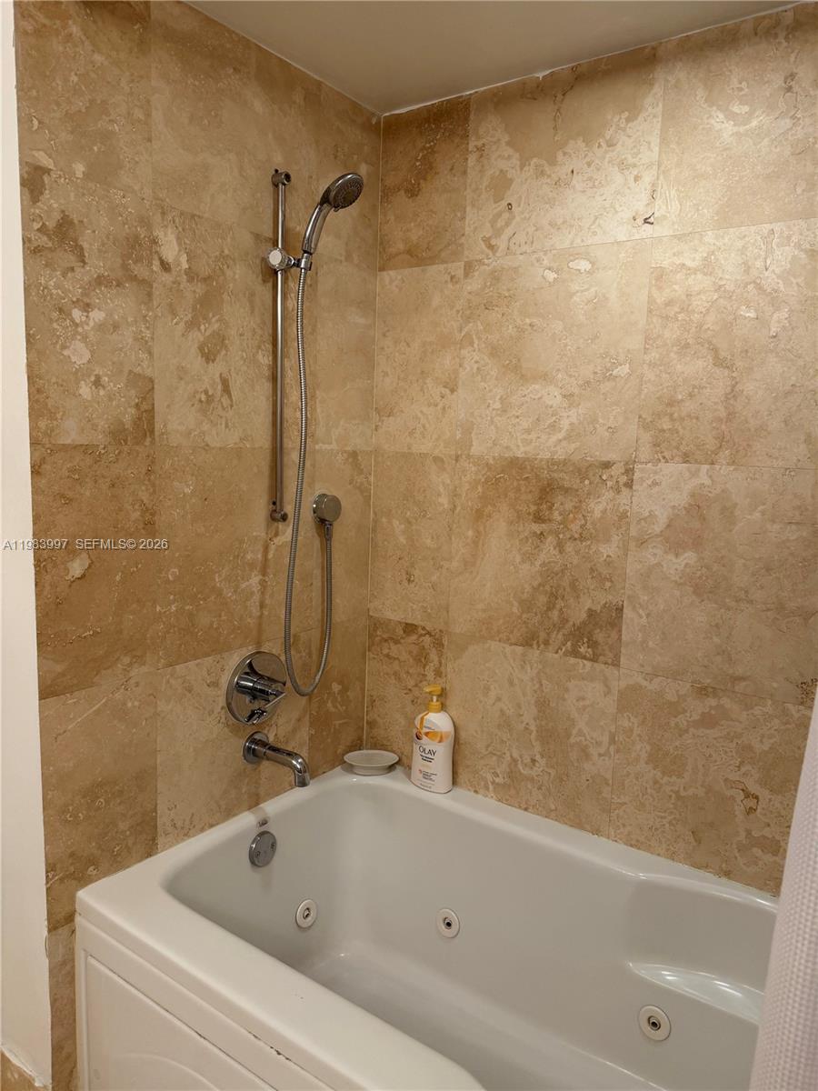 41 Southeast 5th Street, Unit 1106 Miami, FL 33131 - Photo 10 of 10 a bathroom with a bathtub