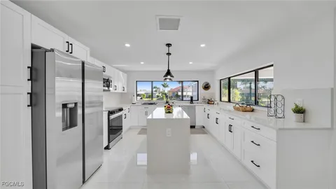 $875,000 | 2851 Southeast 19th Place, Cape Coral, FL 33904