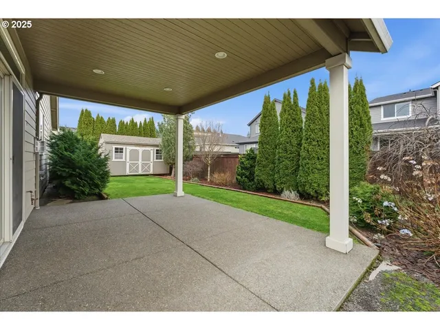 a view of a house with a backyard