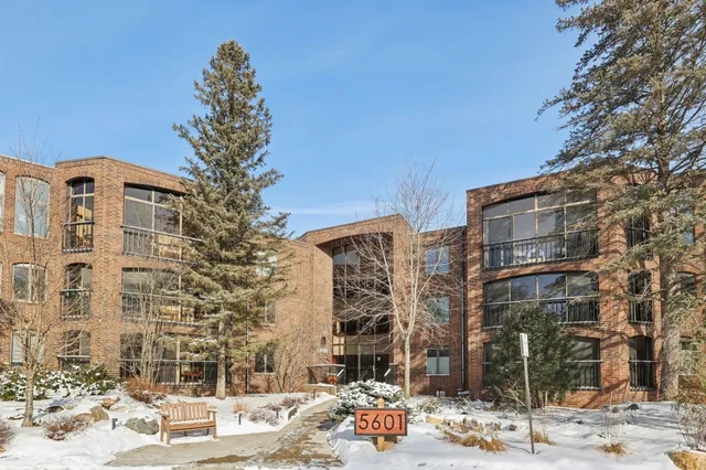 $400,000 | 5601 Dewey Hill Road, Unit 211, Edina, MN 55439