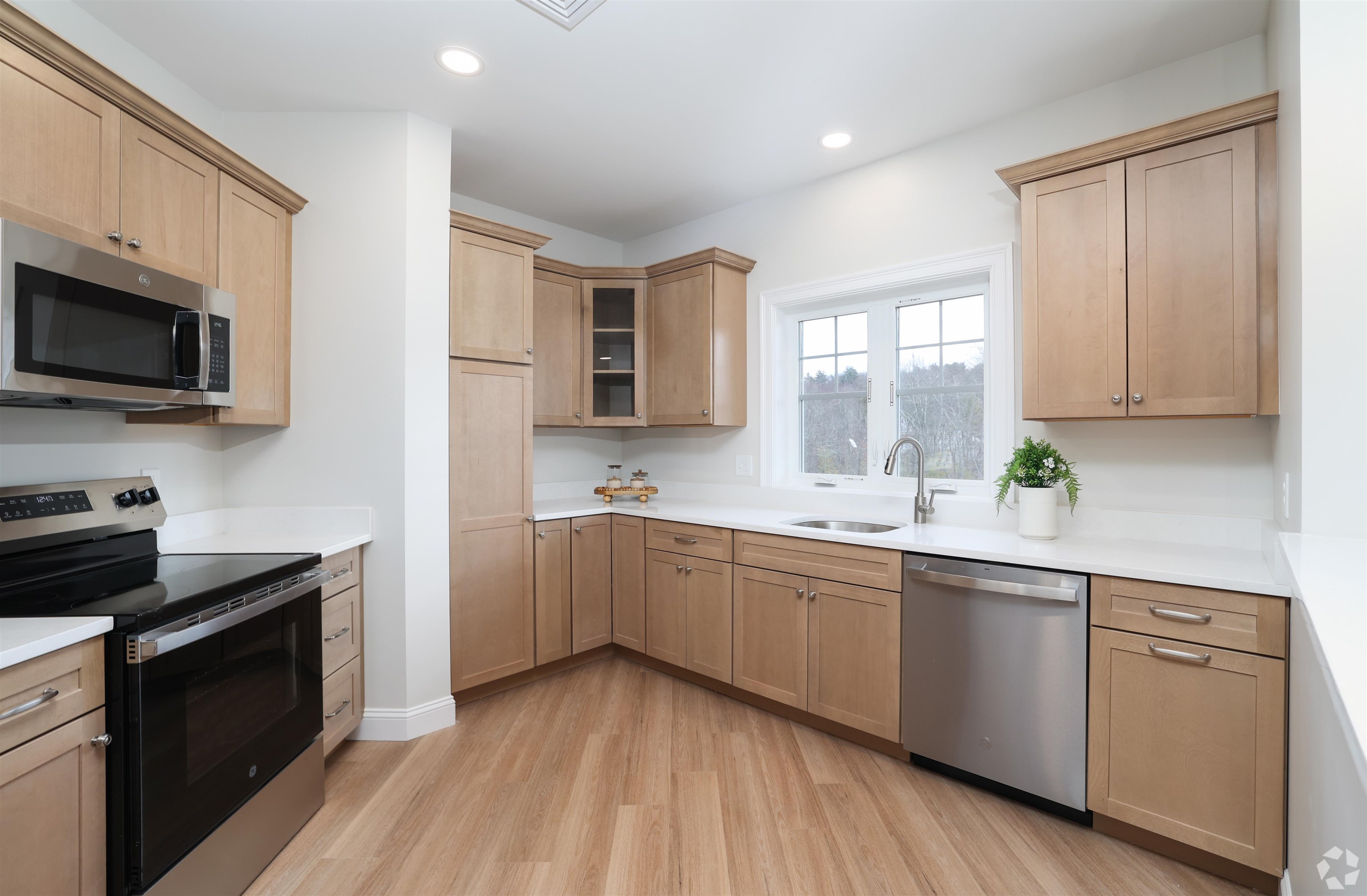 74 Rockingham Road, Unit 402 Derry, NH 03038 - Photo 9 of 24