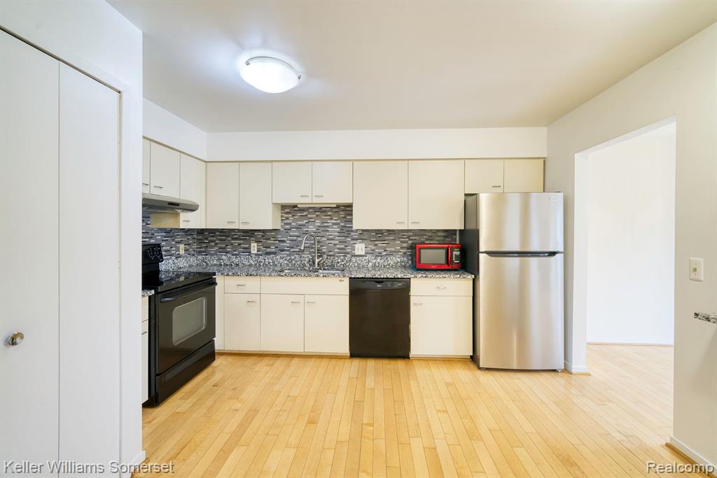 655 Glasgow Court Rochester Hills, MI 48307 - Photo 13 of 27