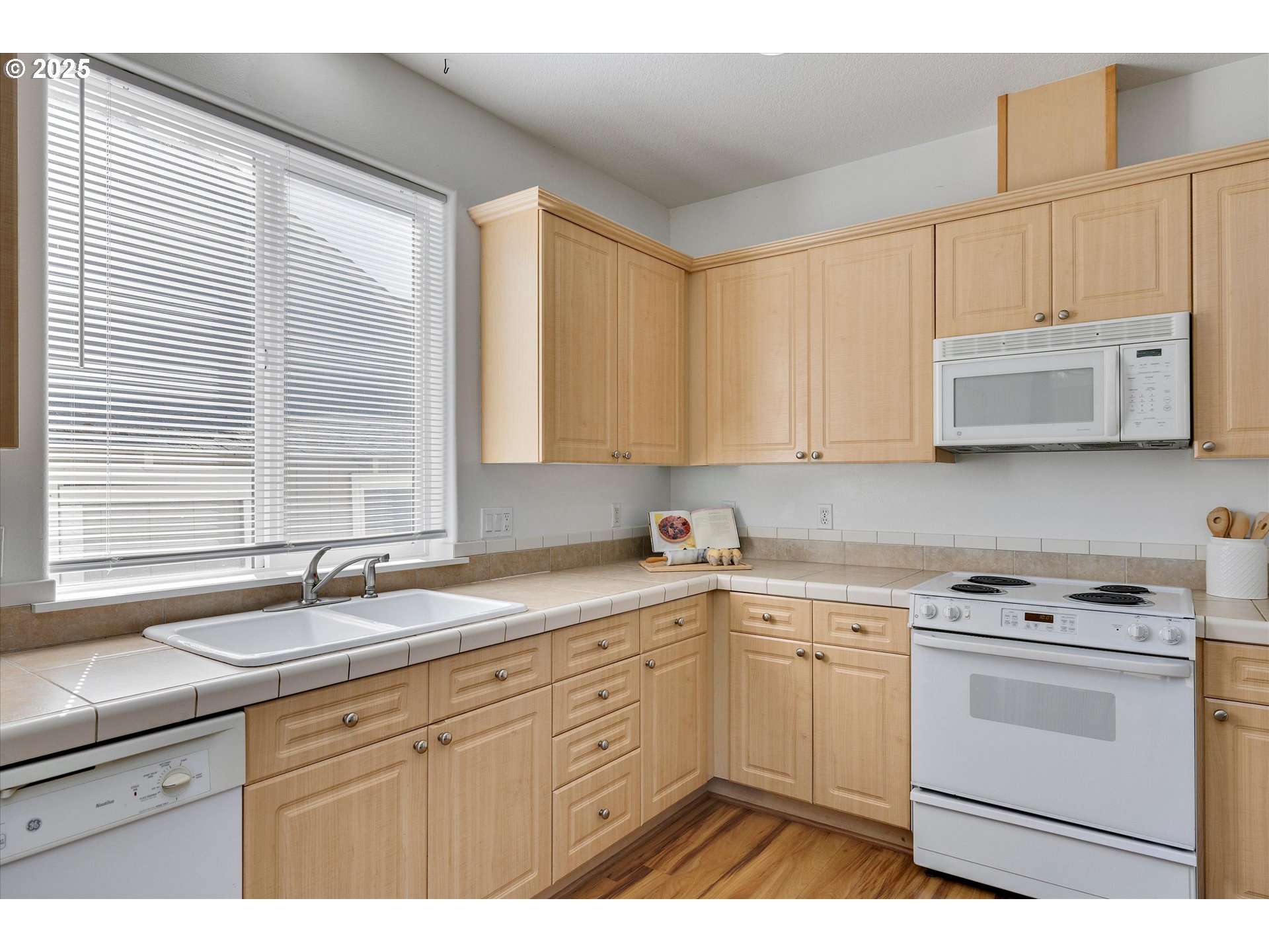1422 Northeast 18th Place Canby, OR 97013 - Photo 12 of 37 Kitchen