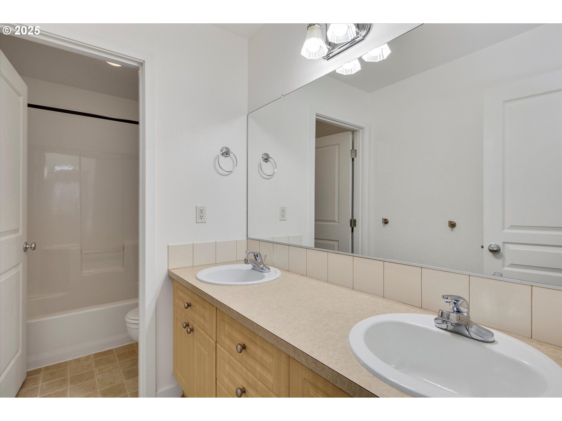 1422 Northeast 18th Place Canby, OR 97013 - Photo 28 of 37 Bathroom