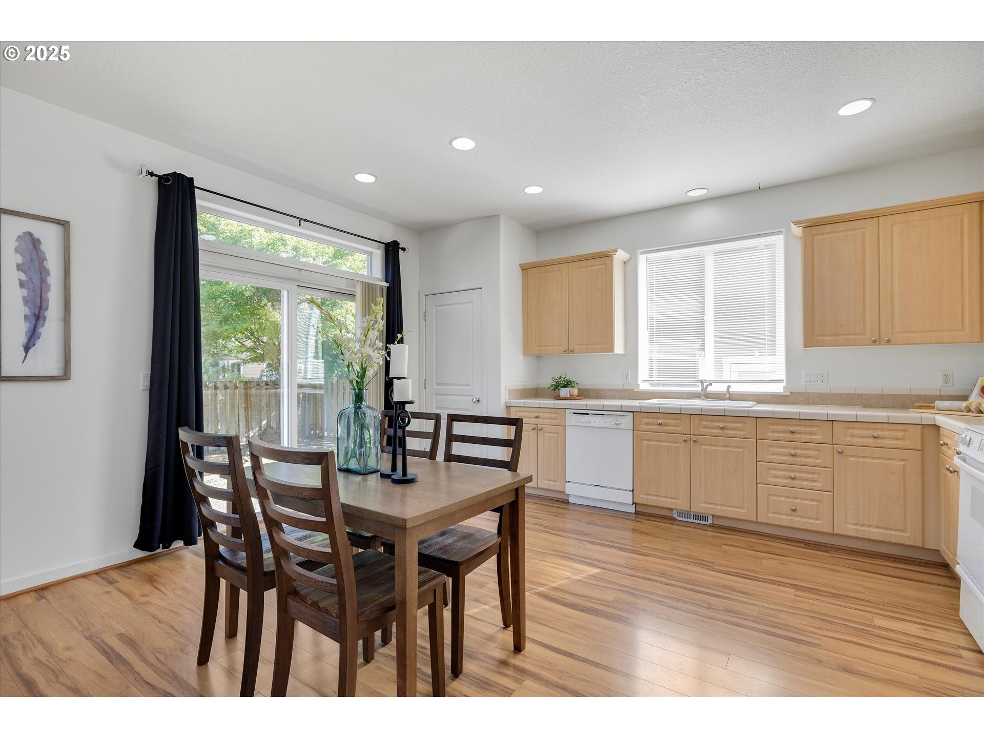 1422 Northeast 18th Place Canby, OR 97013 - Photo 10 of 37 Kitchen/Dining Room