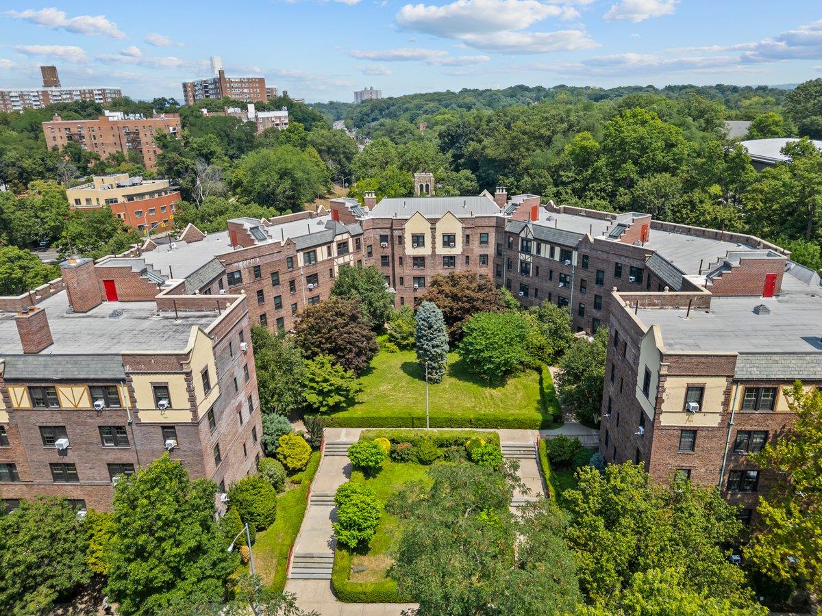 525 West 238th Street, Unit 1L Bronx, NY 10463 - Photo 17 of 20 an aerial view of multiple house