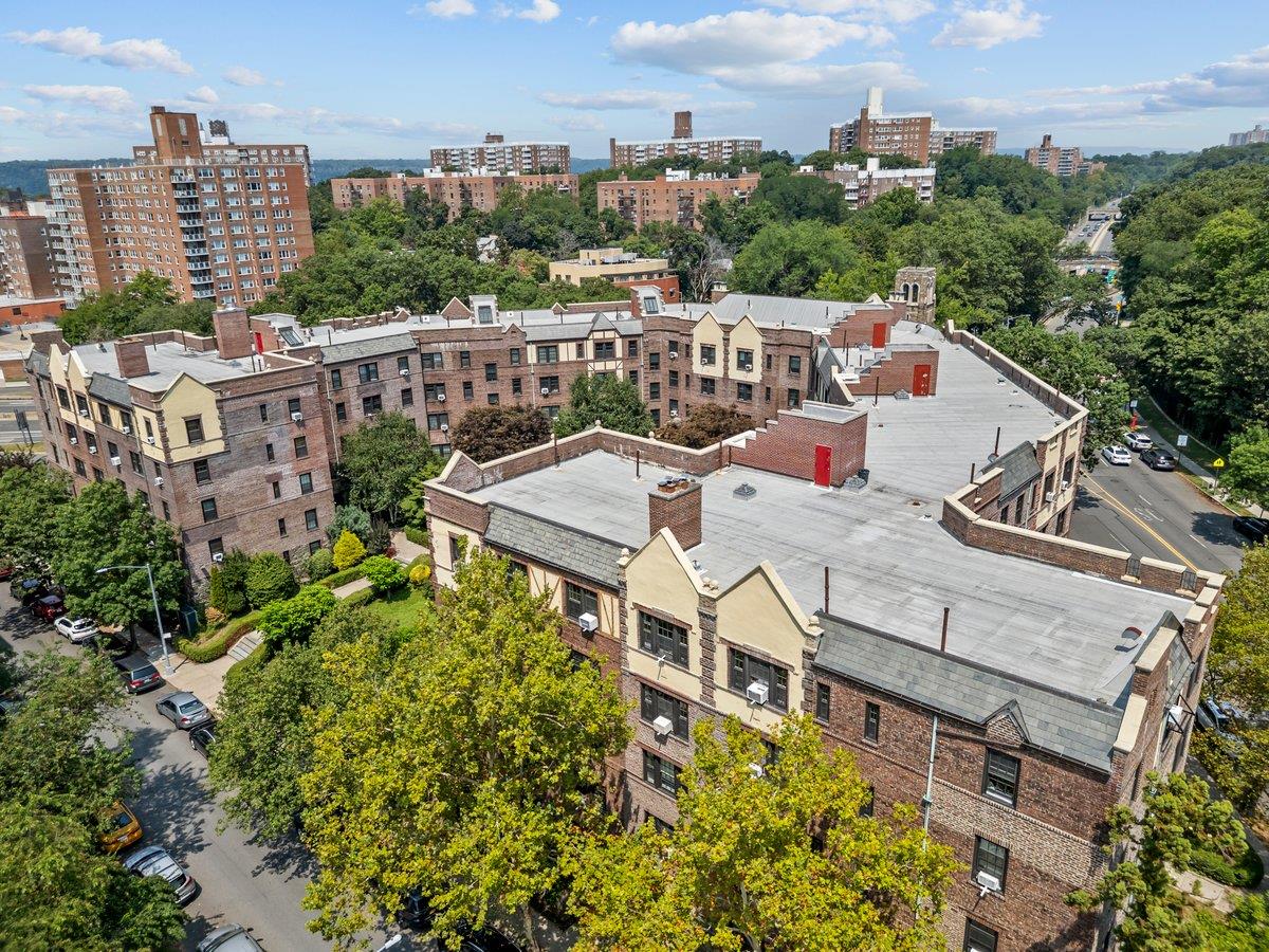 525 West 238th Street, Unit 1L Bronx, NY 10463 - Photo 18 of 20 a aerial view of a house with a garden