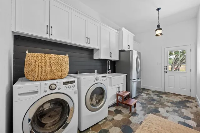 a view of entryway with washer and dryer
