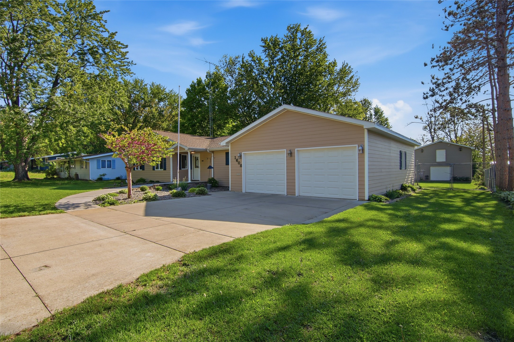 1608 Mathews Street Menomonie, WI 54751 - Photo 4 of 40