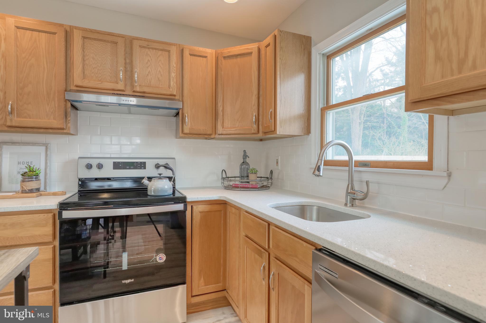 156 Edison Road Cherry Hill, NJ 08034 - Photo 11 of 33 Kitchen - NEW quartz counters!