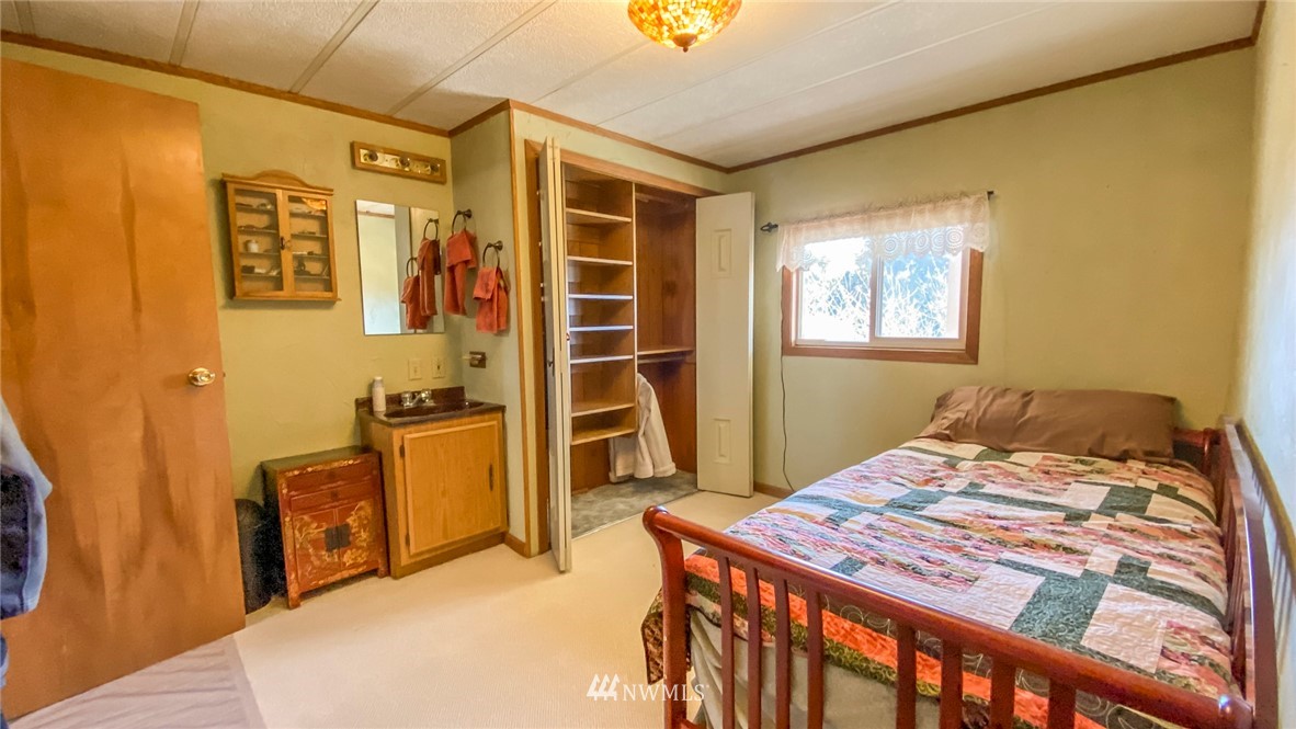 1787 East Lind Ralston Road Ritzville, WA 99169 - Photo 14 of 37 a bedroom with a bed and a desk