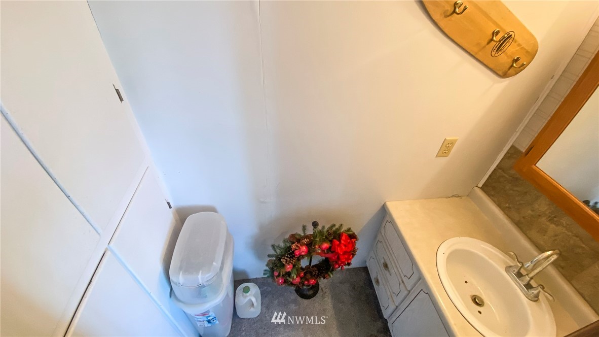 1787 East Lind Ralston Road Ritzville, WA 99169 - Photo 5 of 37 a bathroom with a sink mirror and toilet