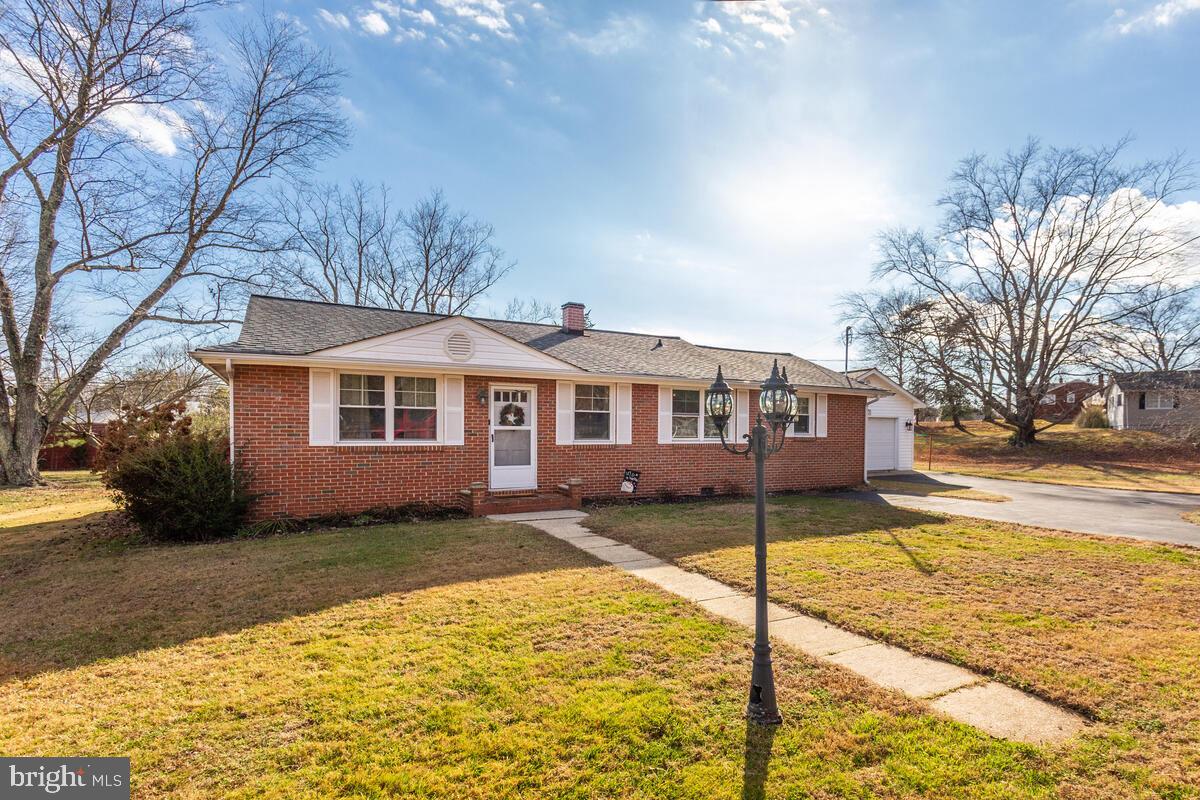 Adorable rambler! Great location.