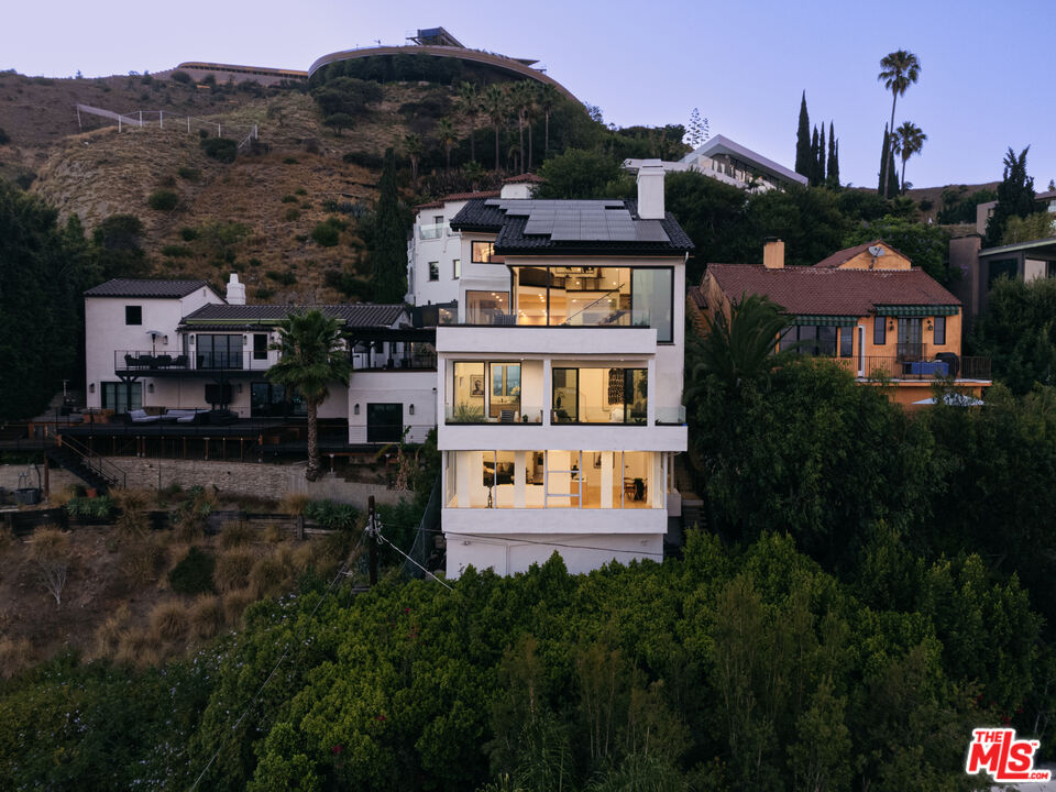 7866 Fareholm Drive Los Angeles, CA 90046 - Photo 27 of 27 a view of a town with many houses