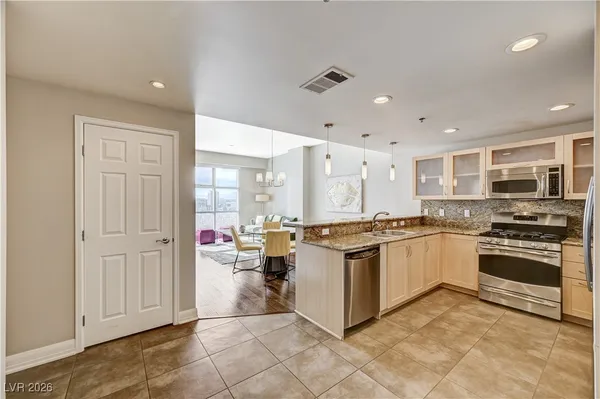 $2,950 | 150 South Las Vegas Boulevard, Unit 1811, Las Vegas, NV 89101