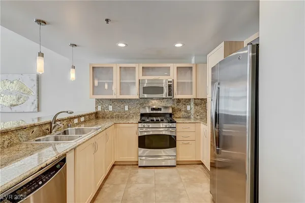 $2,950 | 150 South Las Vegas Boulevard, Unit 1811, Las Vegas, NV 89101