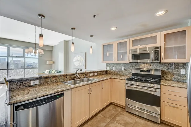 $2,950 | 150 South Las Vegas Boulevard, Unit 1811, Las Vegas, NV 89101