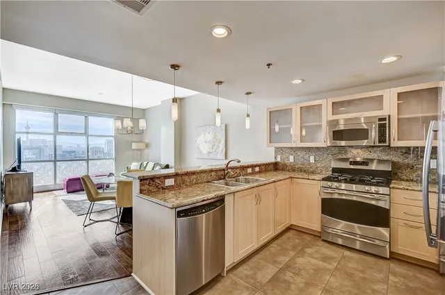 $2,950 | 150 South Las Vegas Boulevard, Unit 1811, Las Vegas, NV 89101
