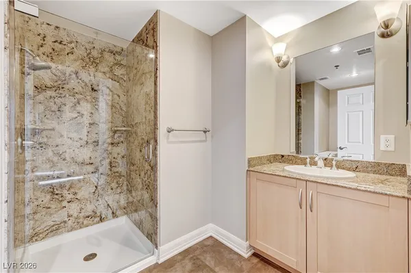 $2,950 | 150 South Las Vegas Boulevard, Unit 1811, Las Vegas, NV 89101