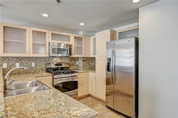 $2,950 | 150 South Las Vegas Boulevard, Unit 1811, Las Vegas, NV 89101