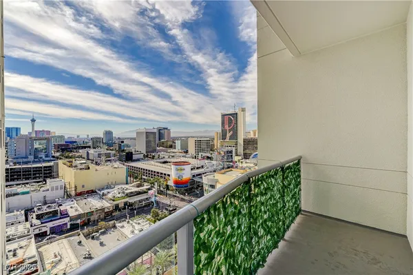 $2,950 | 150 South Las Vegas Boulevard, Unit 1811, Las Vegas, NV 89101