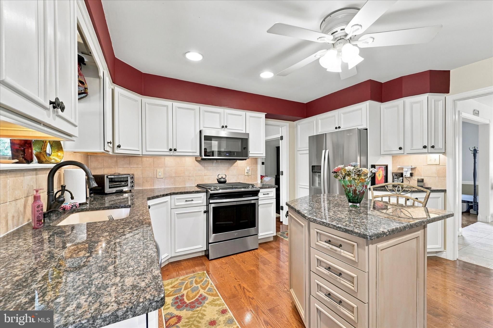 1836 Mifflin Drive Lansdale, PA 19446 - Photo 3 of 36 Updated kitchen with natural gas cooking!