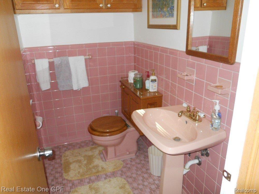 1979 Severn Road Grosse Pointe, MI 48236 - Photo 3 of 17 4 717 powder room