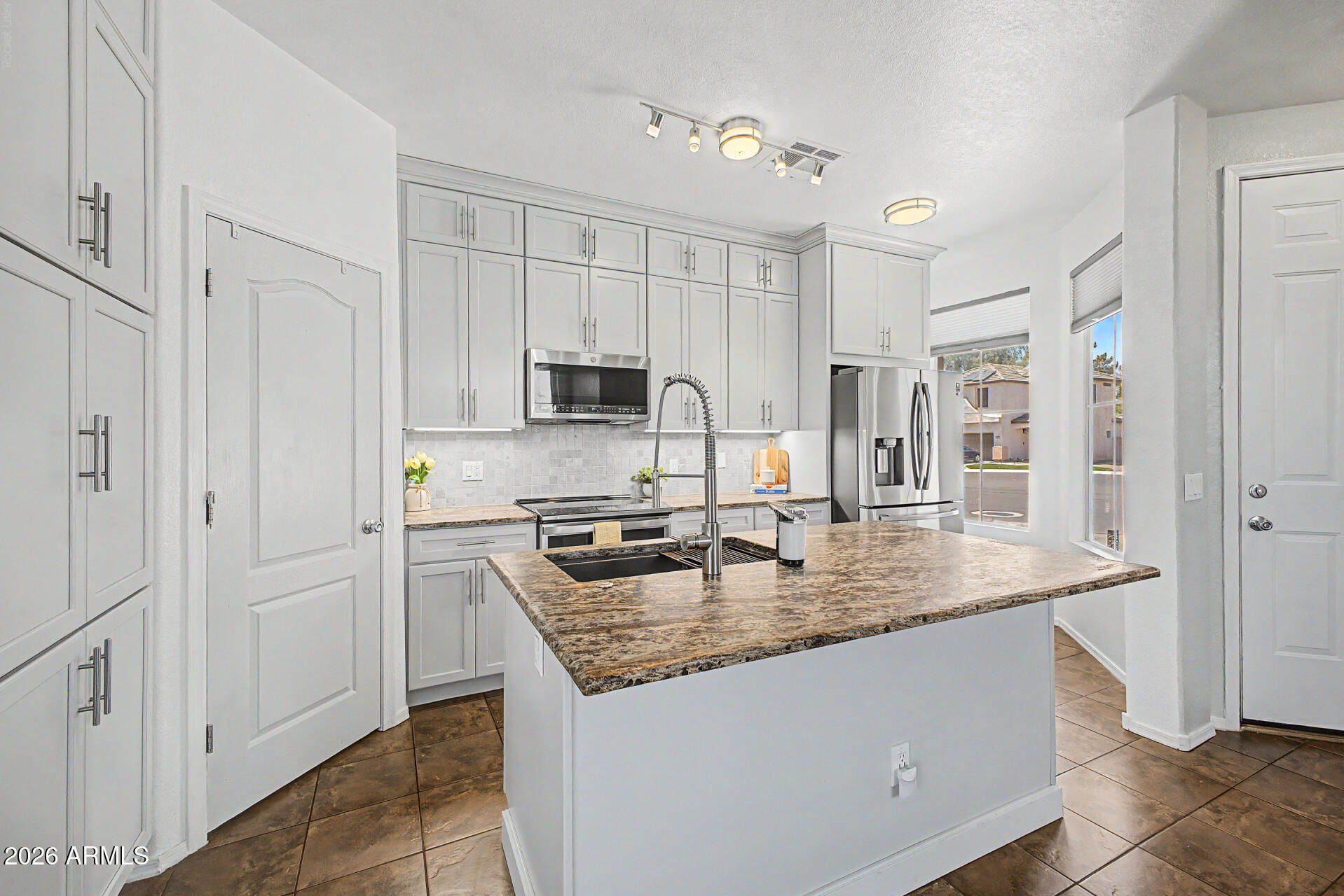 1225 Grenadine Road Phoenix, AZ 85040 - Photo 6 of 36
