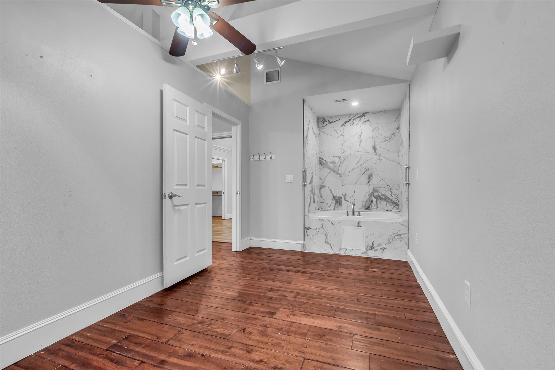 1607 Houston Avenue Houston, TX 77007 - Photo 15 of 27 wooden floor in an empty room