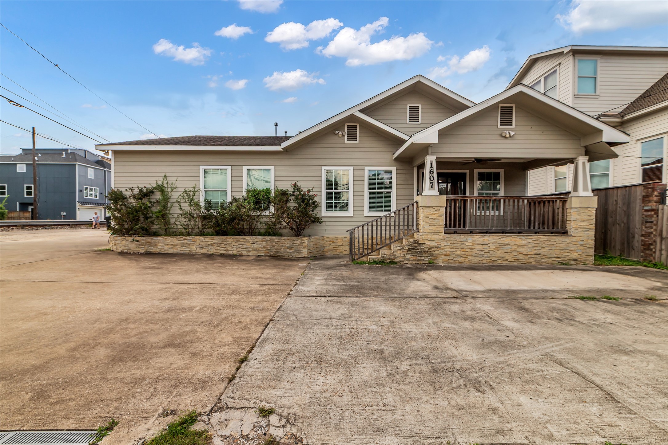 1607 Houston Avenue Houston, TX 77007 - Photo 2 of 27 a front view of a house with garden