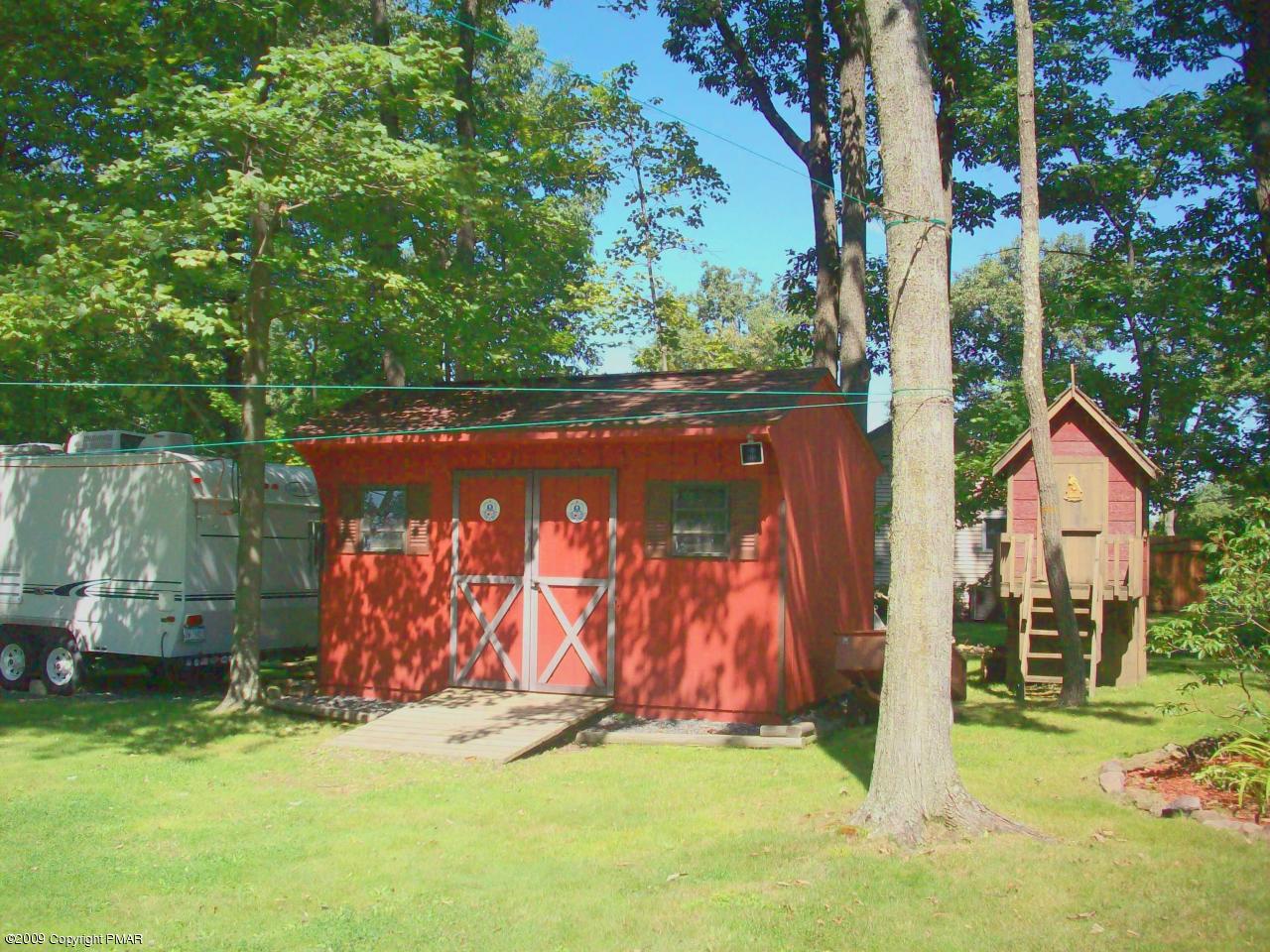 Woods Road Palmerton, PA 18071 - Photo 4 of 11 shed & playhouse