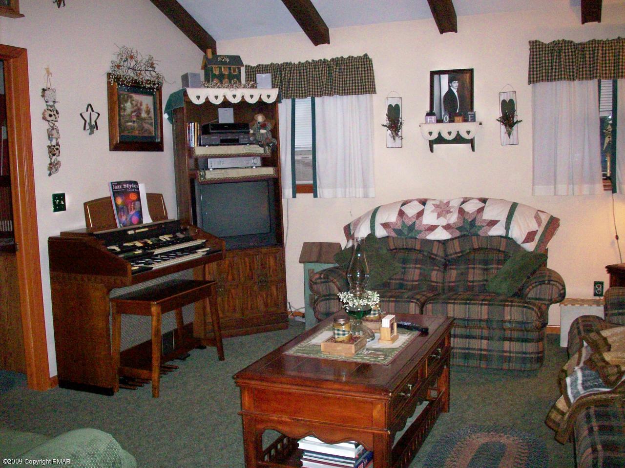 Woods Road Palmerton, PA 18071 - Photo 9 of 11 living room