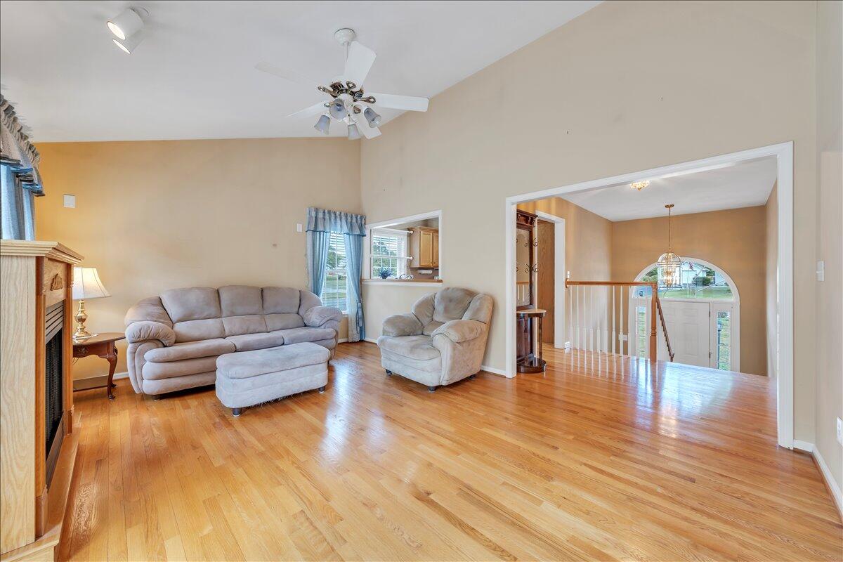 201 Eagle Ridge Roanoke, VA 24012 - Photo 3 of 52 03-MIB05364