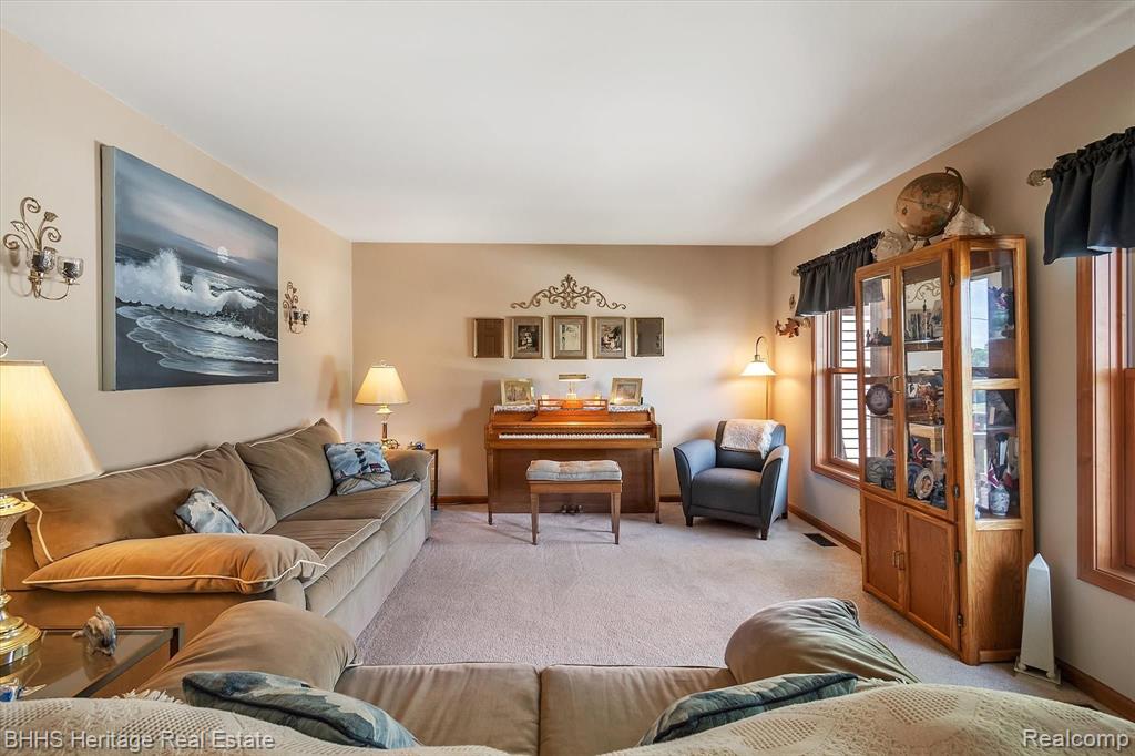 2682 East Maple Road Milford, MI 48381 - Photo 5 of 58 Gallery Image 5