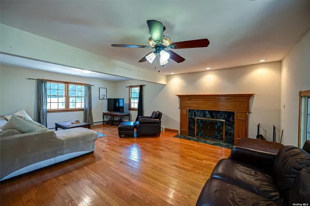 $969,000 | 43 Hollins Lane, East Islip, NY 11730