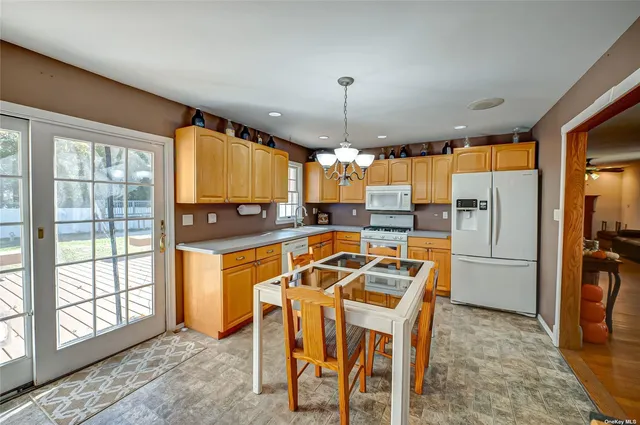 $969,000 | 43 Hollins Lane, East Islip, NY 11730