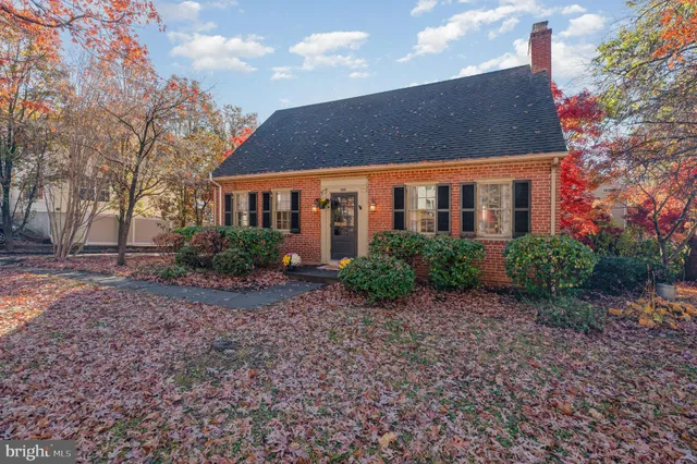 a view of a house with yard and garden