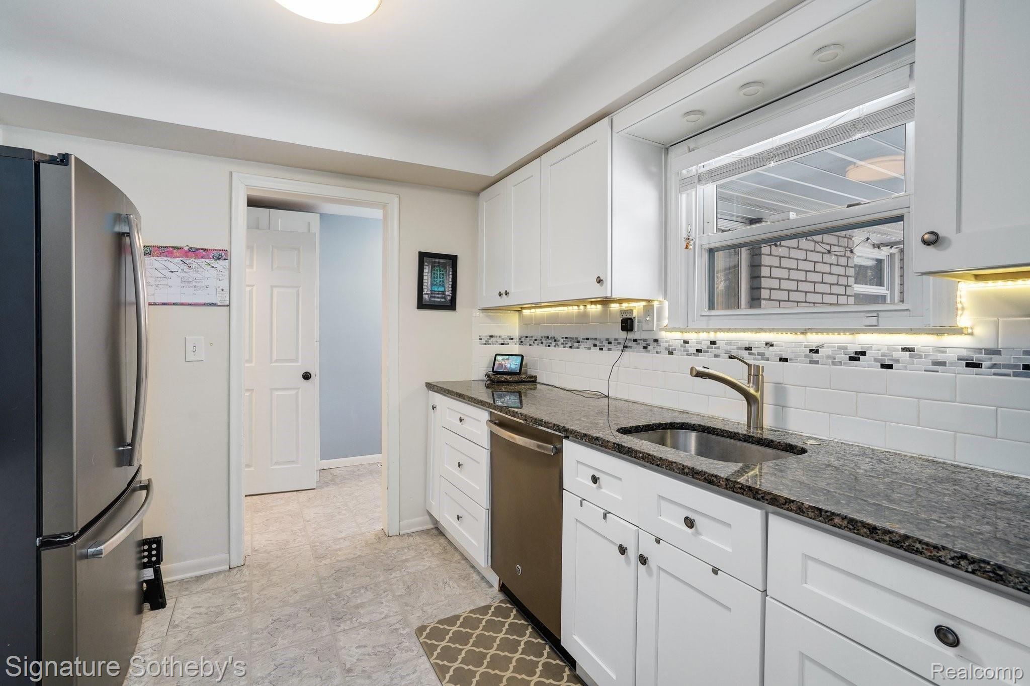 21127 Inkster Road Farmington, MI 48336 - Photo 18 of 24 16-web-or-mls-21127 Inkster Road Farmington Hills - 15.jpg