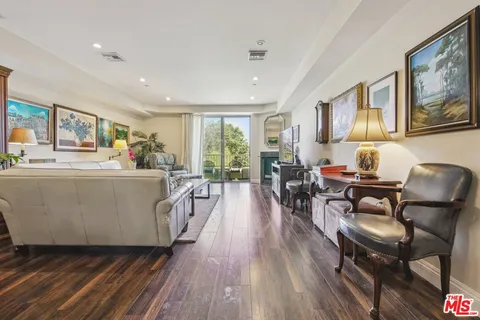 $799,000 | 11218 Camarillo Street, Unit 305, North Hollywood, CA 91602