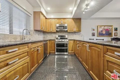 $799,000 | 11218 Camarillo Street, Unit 305, North Hollywood, CA 91602