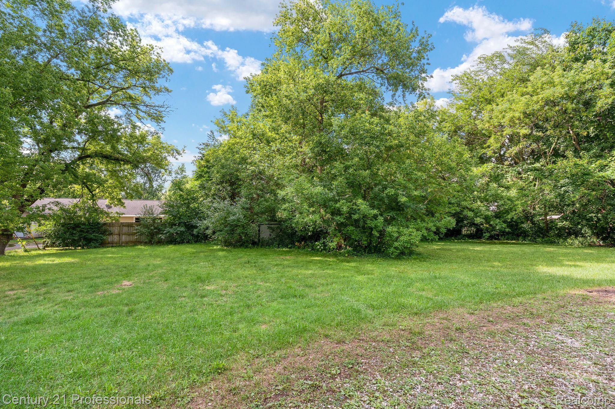 2341 West Auburn Road Rochester, MI 48309 - Photo 47 of 57 Lots of space to play!
