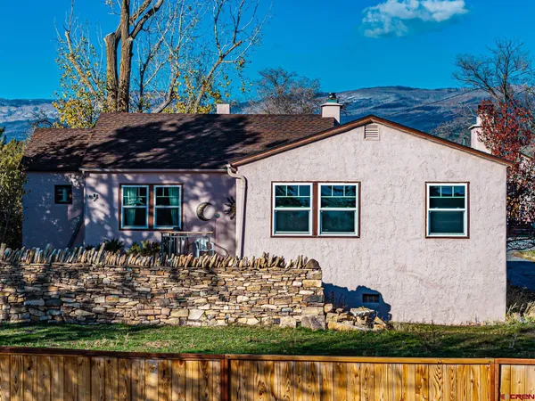 a view of a house with backyard and sitting area