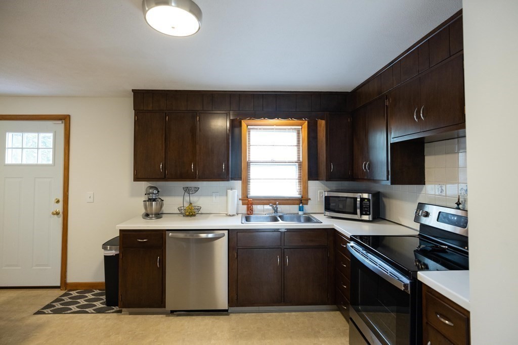62 Lancaster Road Clinton, MA 01510 - Photo 9 of 37