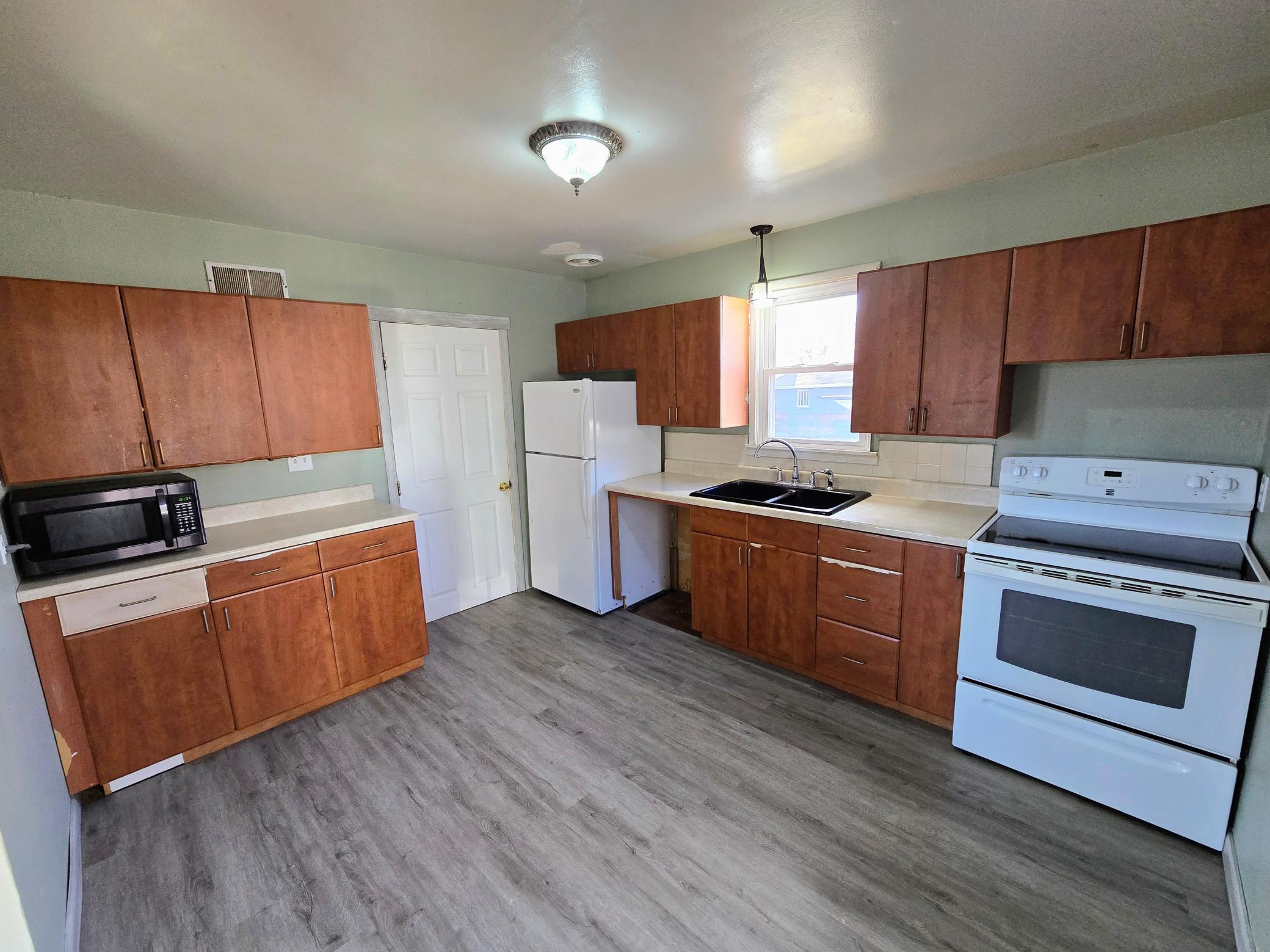 116 6th Street Jasper, MN 56144 - Photo 4 of 31