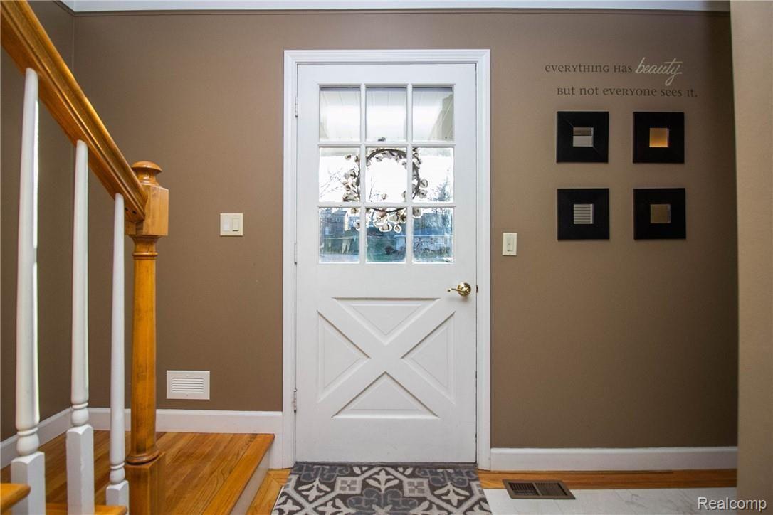 36672 Saxony Road Farmington, MI 48335 - Photo 3 of 33 3.jpg