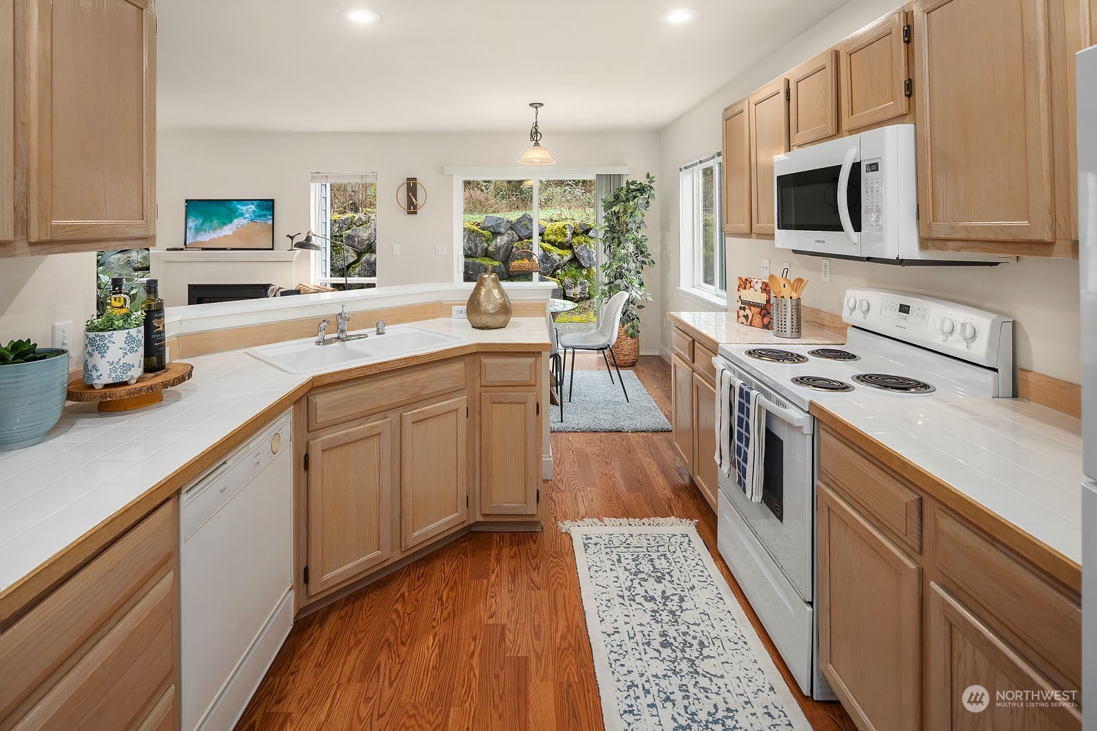 23111 15th Avenue Southeast, Unit E4 Bothell, WA 98021 - Photo 12 of 31 a kitchen with a sink stove and microwave