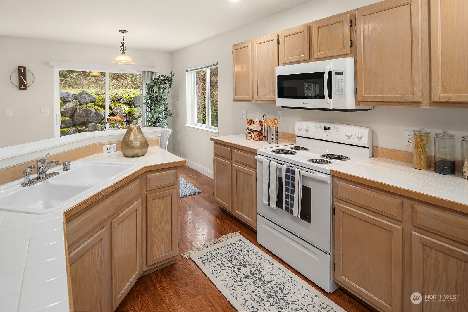 23111 15th Avenue Southeast, Unit E4 Bothell, WA 98021 - Photo 13 of 31 a kitchen with a sink stove and microwave
