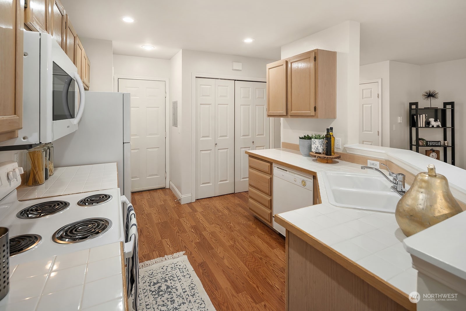 23111 15th Avenue Southeast, Unit E4 Bothell, WA 98021 - Photo 14 of 31 a kitchen with a sink a stove and a refrigerator