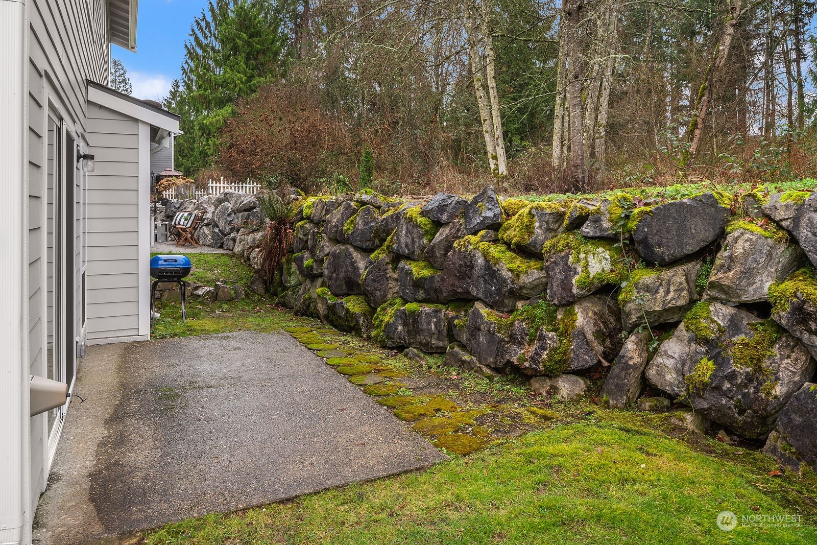 23111 15th Avenue Southeast, Unit E4 Bothell, WA 98021 - Photo 23 of 31 a backyard of a house with lots of green space